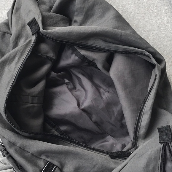 Very light weight grey and black gym/travel bag - Picture 5 of 6